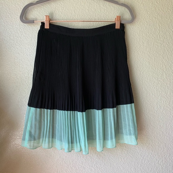 Bebe Two Tone Pleated Skirt - Picture 4 of 5